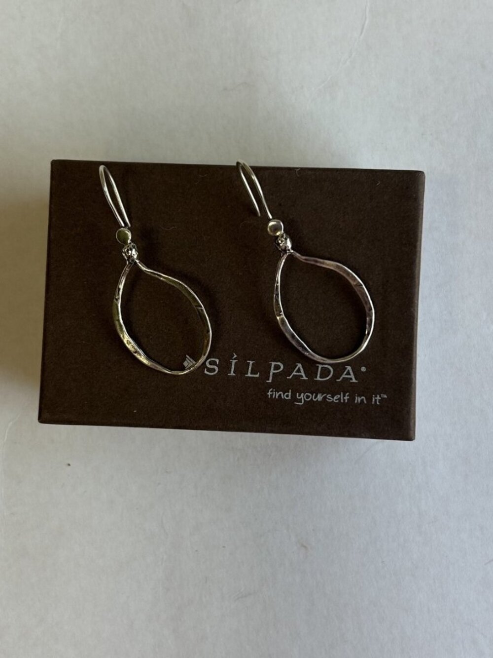 ** Brand New** Silpada 925 Sterling Silver Hammered Lasso Hoop Earrings